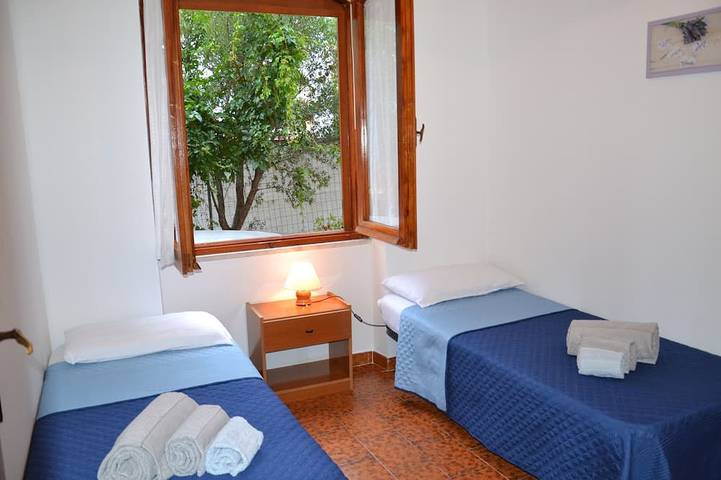 Entire apartment, Dolphins 13 comfortable apartment within walking distance of the sea in Palmasera (Dorgali), Dorgali