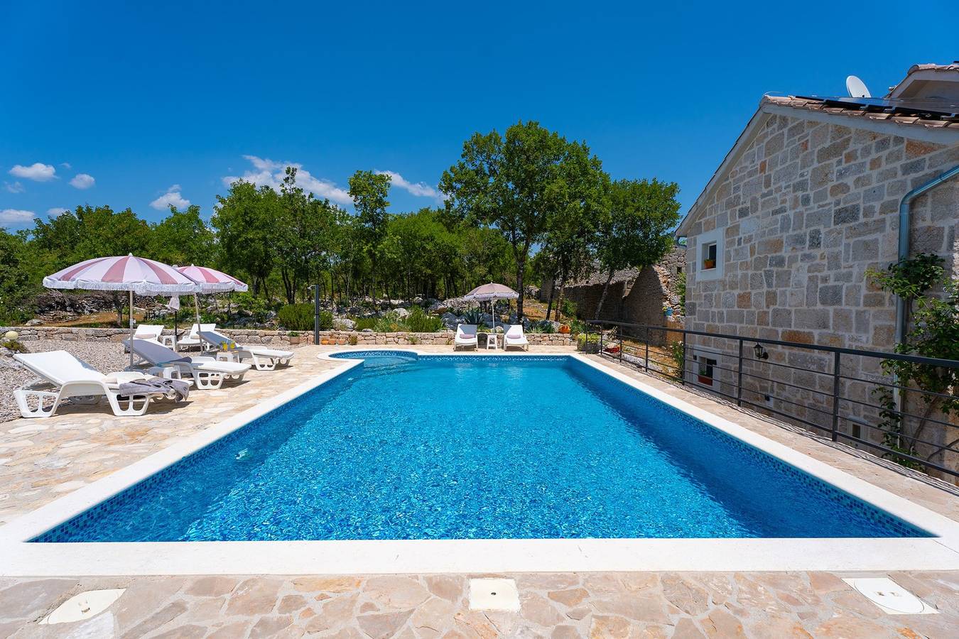 Villa Lugareva mit 52 m2 privatem Pool, 4 Schlafzimmer, 4 Bäder, Sommerküche, Spielplatz, traditionelle Umgebung in Imotski, Makarska Riviera