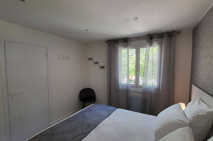 Location de vacances pour 3 personnes, avec terrasse ainsi que jardin et jacuzzi à Saint-Estève-Janson - 4