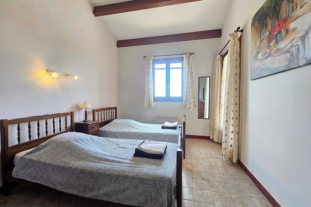 Charmante Villa mit Pool und schöner Aussicht in Montouliers, Mittelmeerküste (Frankreich)