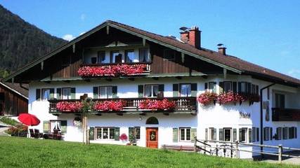 Ferienwohnung für 2 Personen, mit Balkon und Garten, kinderfreundlich in Bayerisch Gmain