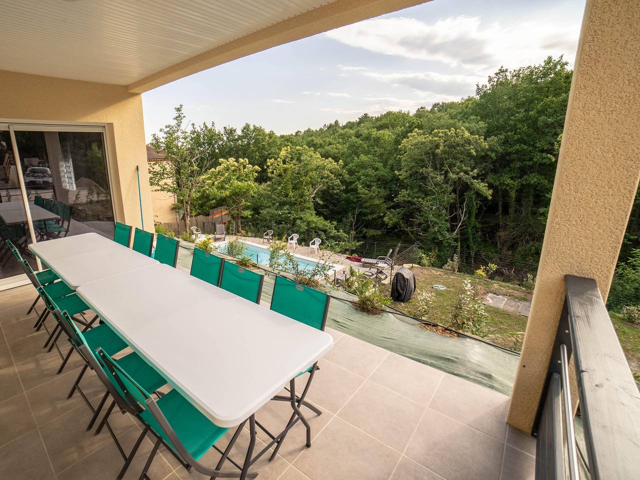 Le Gite Les Bouches Rouges avec vue sur les montagnes, piscine, Wi-Fi et climatisation in Vesseaux, Parc naturel régional des Monts d'Ardèche