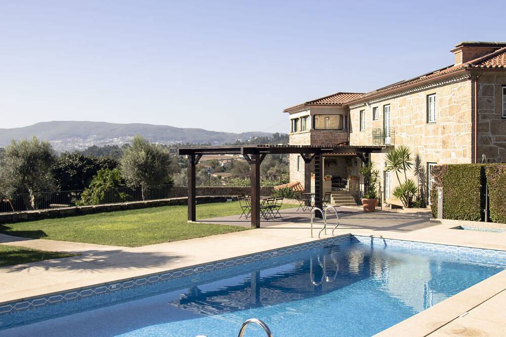 Casa da Pousada - Historic Farmhouse with Private Pool & Total Exclusivity in Roriz, Distretto de Braga