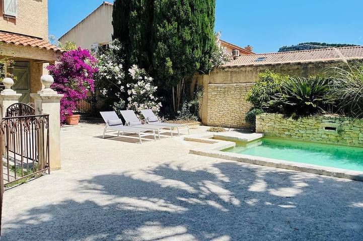 Gîte pour 11 personnes, avec Terrasse ainsi que Jardin et Piscine dans Gare De Cassis