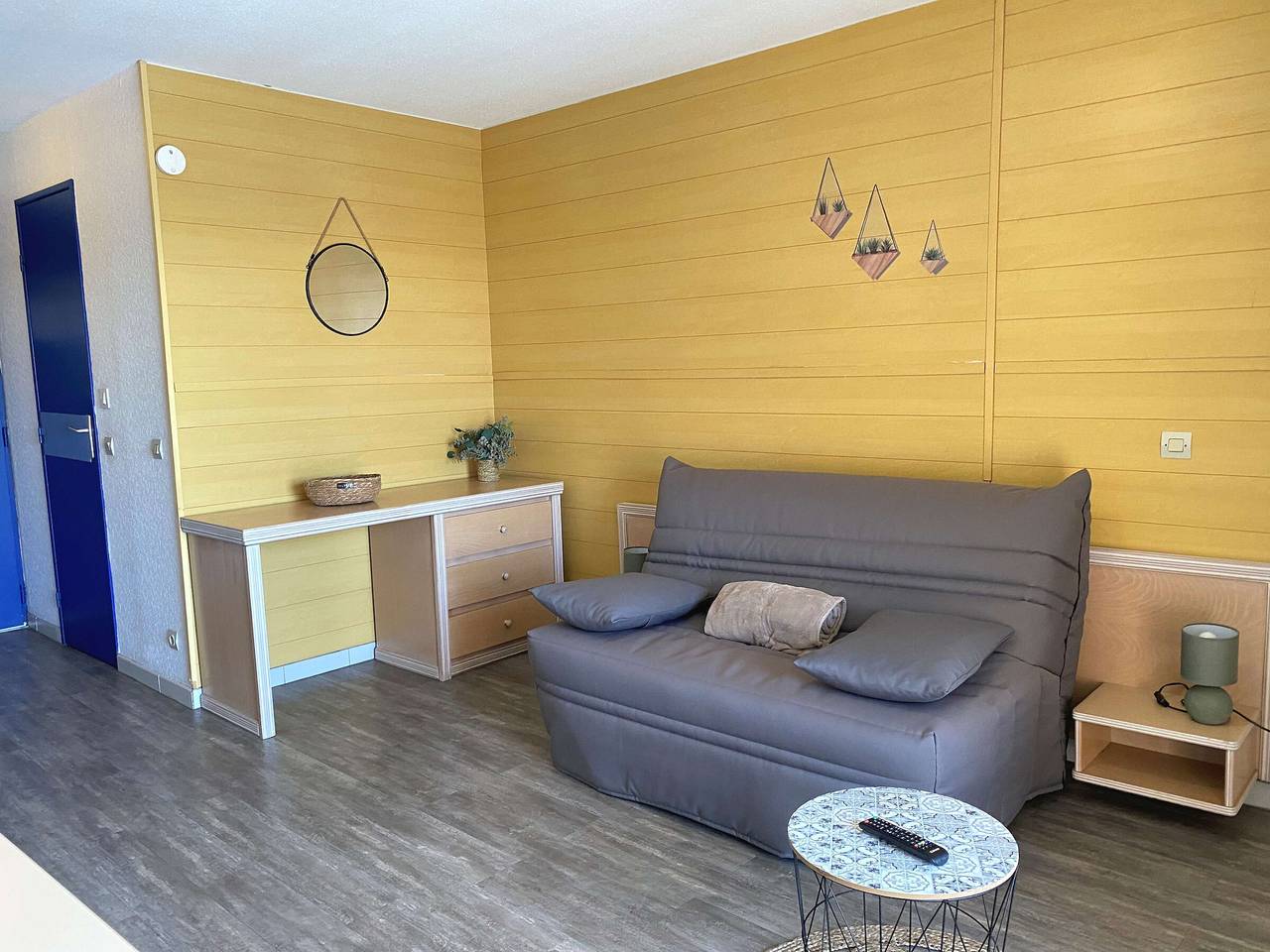 Entire studio, Charming Studio with Terrace, Pool & Parking in Balaruc-les-Bains in Balaruc-les-Bains, Côte d'Améthyste