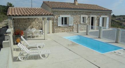 Gîte pour 6 personnes, avec terrasse et piscine à Gras