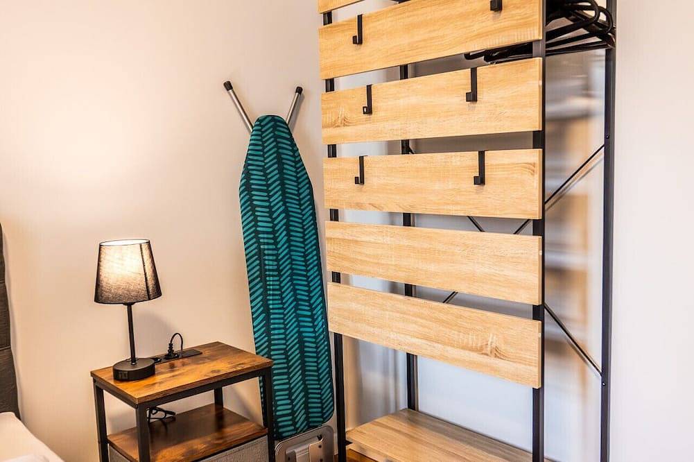 Ganze Wohnung, 3 Schlafzimmer, Wohnküche, neues Bad/Toilette - modern denkmalgeschütztem Altbau in Brunsbüttel, Nord-Ostsee-Kanal