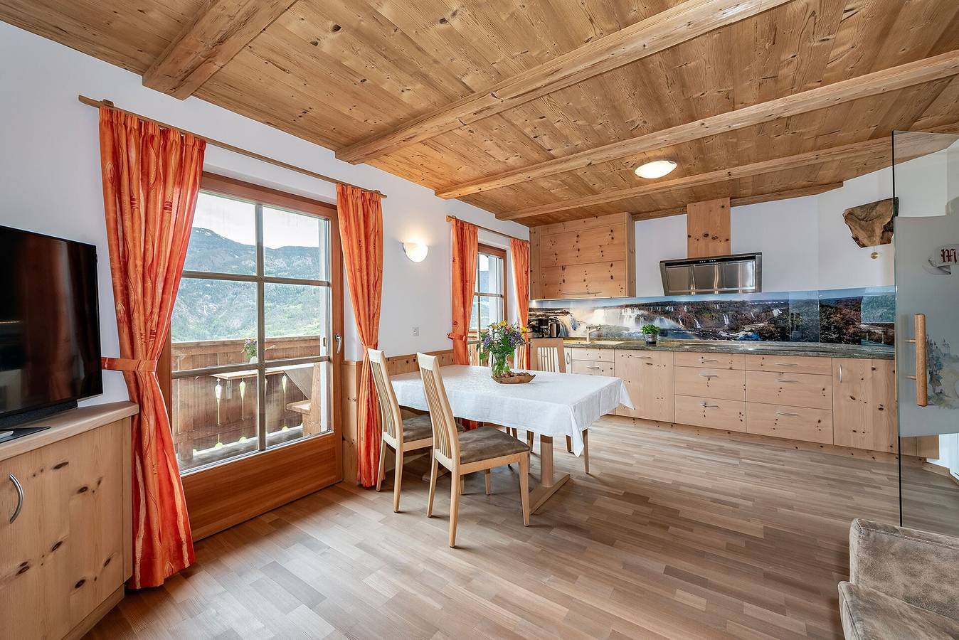 Ganze Wohnung, Ferienwohnung "Wasserfall" bei Seiser Alm mit Bergblick & Balkon in Tagusens, Kastelruth