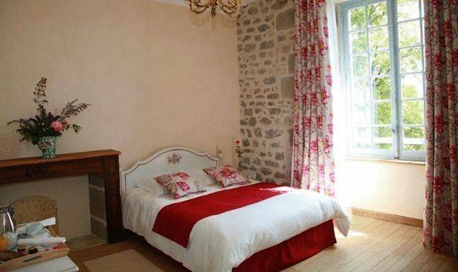 Domaine Saint-Roch Hotel Spa in Salzuit, Parc Naturel Régional Livradois-Forez