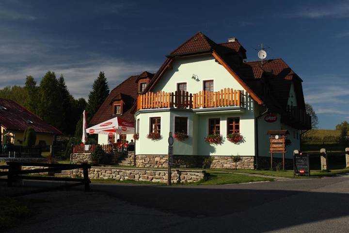 Maison d’hôte pour 2 personnes, avec Terrasse ainsi que Jardin et Piscine à Nové Hutě
