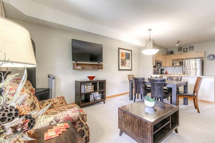 Holiday rental for 12 people, with hot tub and pool as well as garden in Canmore