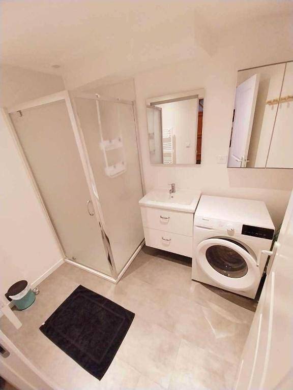 Double Room with Private Bathroom in Lagnieu, Belley