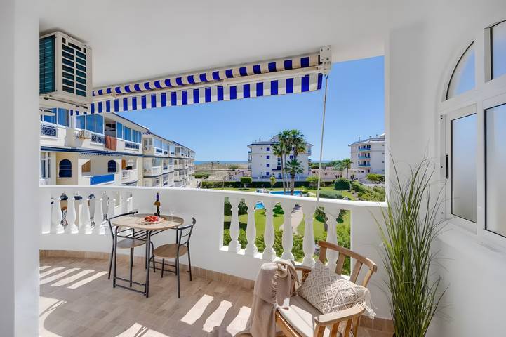 Appartement entier, Appartement avec vue sur la mer, à 300 m de la plage in Torrevieja, Costa Blanca
