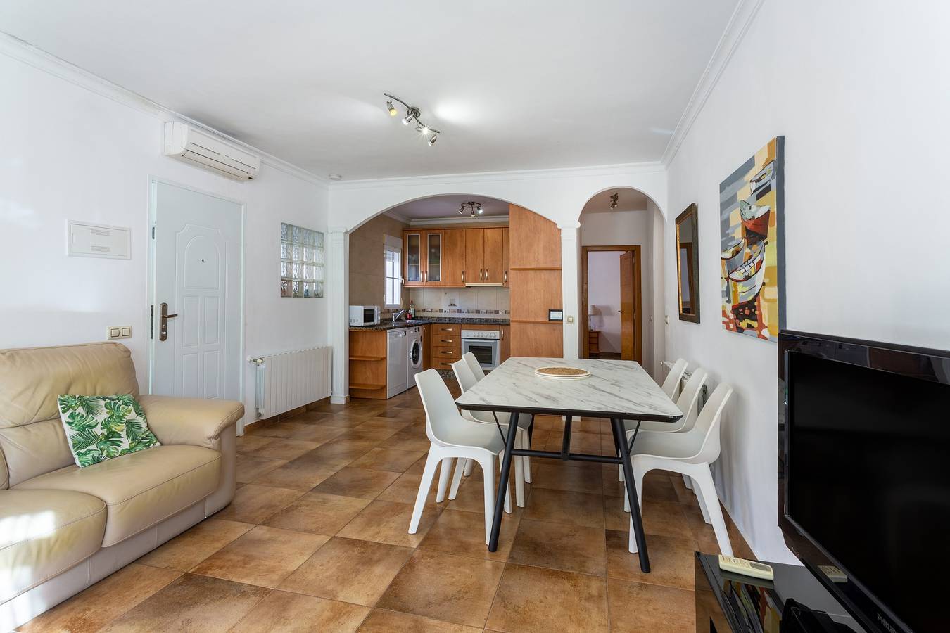 "Villa de 5 dormitorios con piscina privada y jardín" cerca del mar con piscina y Wi-Fi in Centro La Zenia, Orihuela