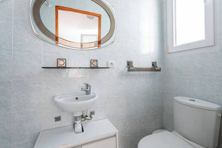 Apartamento entero, Estudio Con Aire Acondicionado. Vista de palmeras, cerca de un amplio estacionamiento gratuito y playas in Carqueiranne, Costa mediterránea (Francia)
