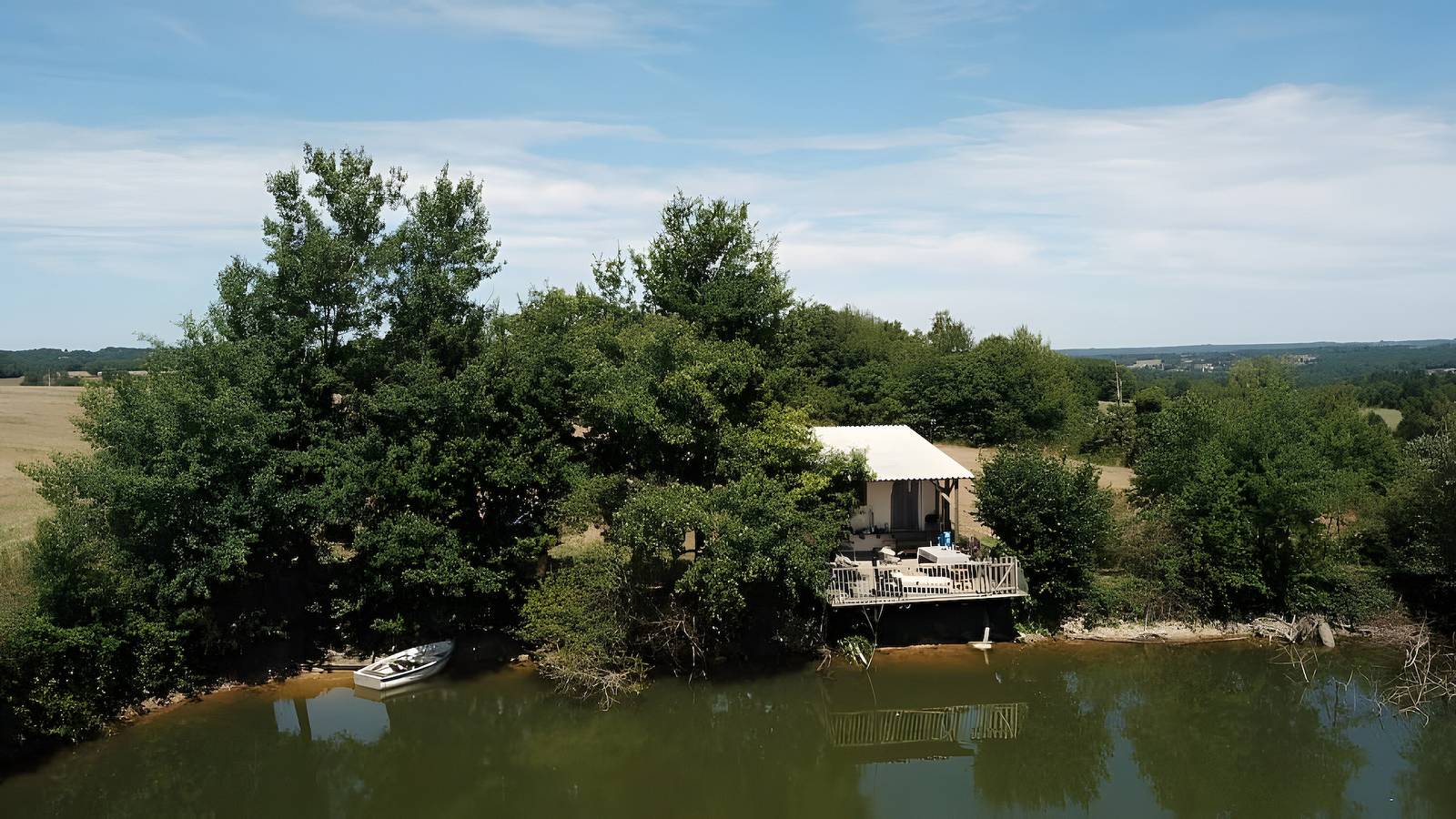 Entire holiday apartment, Tiny Home 'Bord De L'étang - Iri' with Lake View, Shared Pool and Private Terrace in Champsac, Périgord-Limousin Regional Nature Park