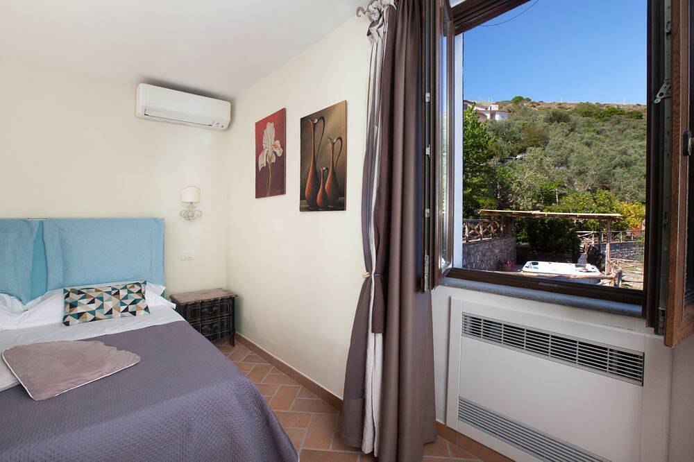 Charming 2-bedroom villa in wonderful Torca, Massa Lubrense with Ac in Torca, Neapel Provinz