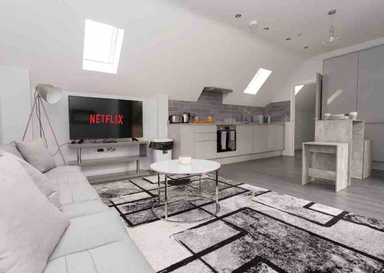 One-Bedroom Apartment in Harrow, Londres