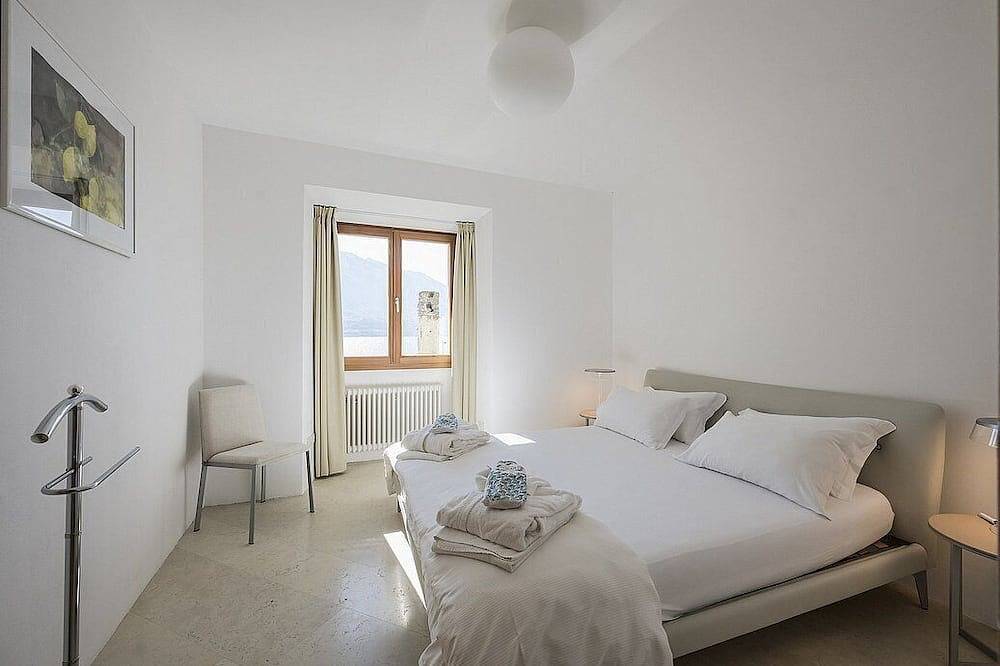 Villa Claraluna A: A bright and sunny two-story apartment located right on the Garda Lake, with Free Wi-Fi. in Limone sul Garda, Gardasee-Berge