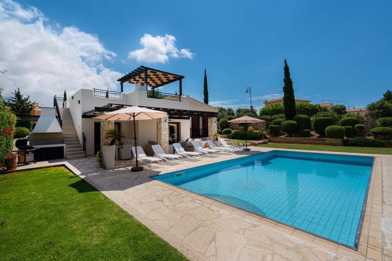 Villa Lara - 11, Spacious Villa with Large Garden and Private Pool on Aphrodite Hills in Kouklia Pafou, South Cyprus