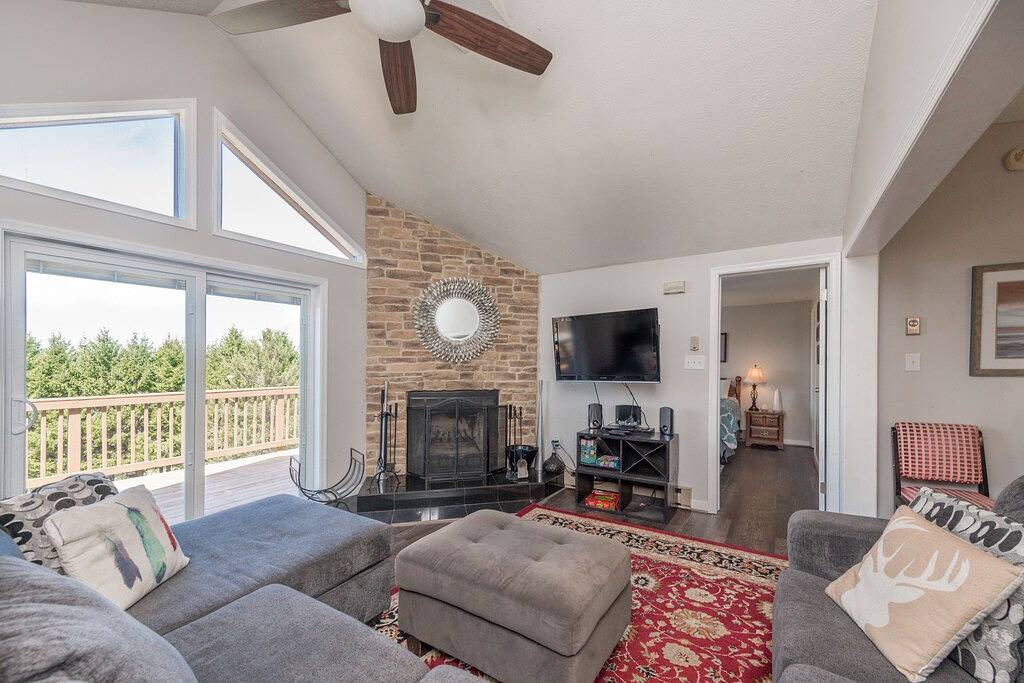 Dog Friendly Lakeview Cabin w/ Hot Tub in McHenry, Deep Creek Lake