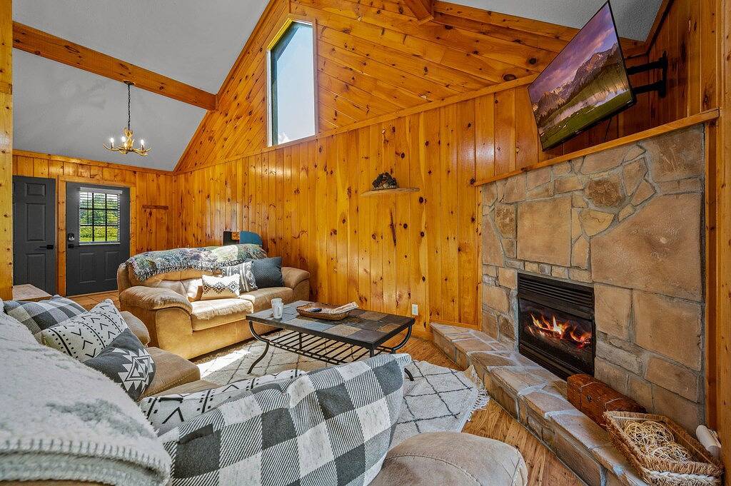 2 Kings > Hot Tub > Location > Pool Table > Arcade > Full Kitchen>Fire Pit 🔥 in Sevierville, Sevier County