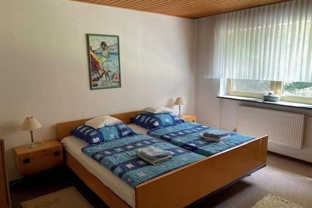 Ganze Wohnung, Große Ferienwohnung für 2 - 3 Personen, 80qm, 2 Schlafzimmer, überdachte Terrasse in Saaldorf-Surheim, Rupertiwinkel