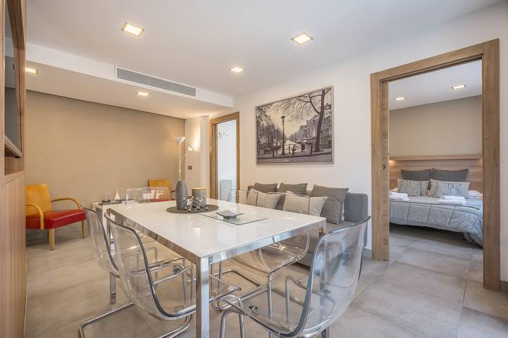 Hel lejlighed, Family Catedral Apartment with Balcony, Wi-Fi, and Air Conditioning in Centro-Sagrario, Granada
