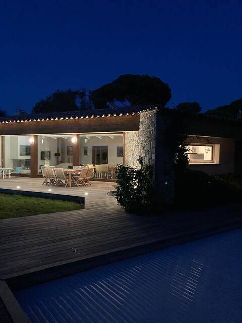 Location de vacances pour 8 personnes, avec jardin ainsi que vue et piscine dans Plage de la Marine de Davia