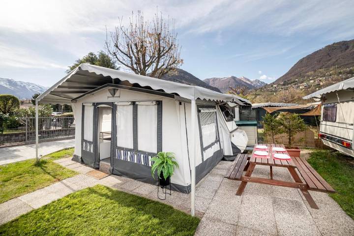 Camping pour 4 personnes, avec piscine et bassin pour enfant ainsi que vue et jardin, animaux acceptés dans Lac de Côme - 2