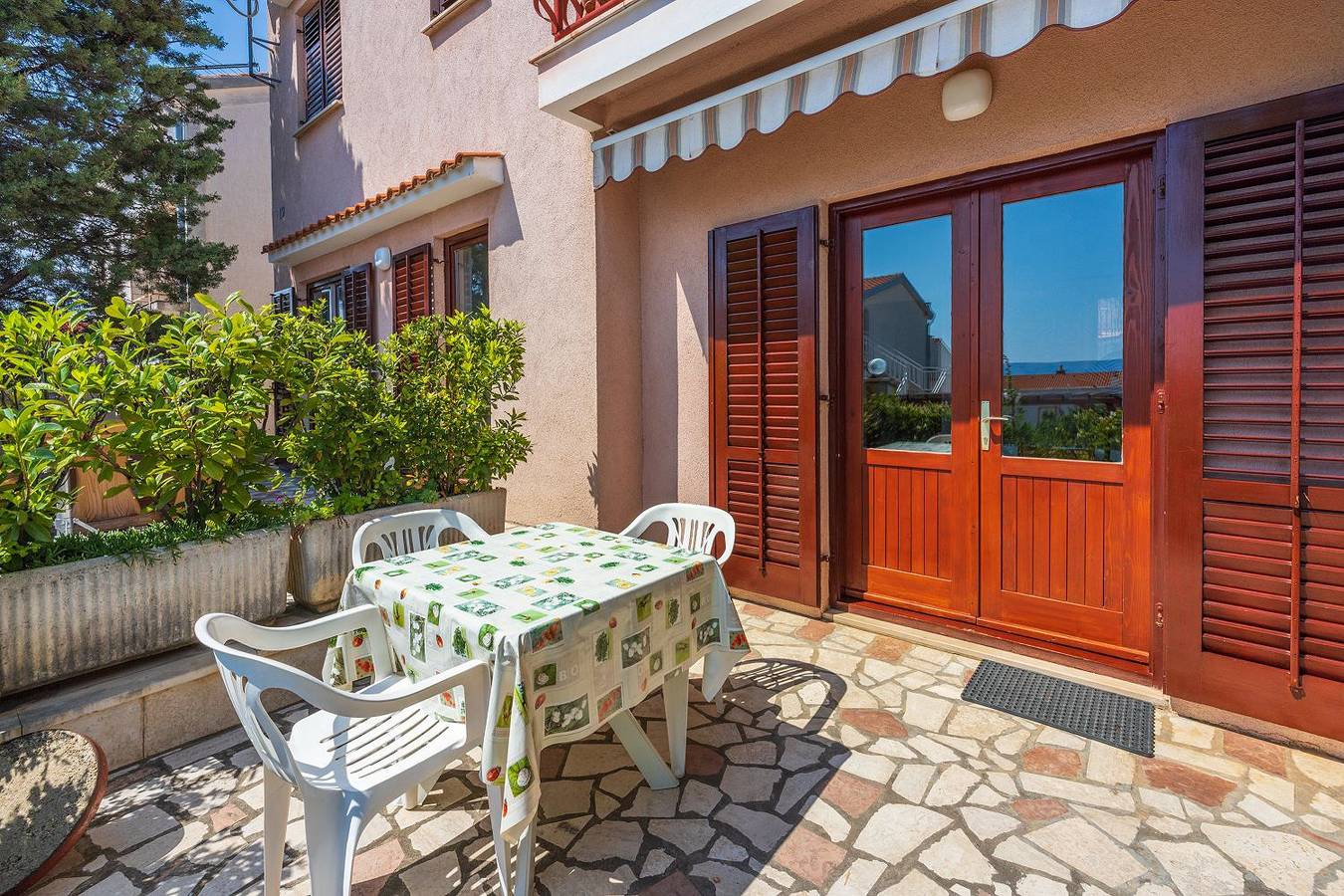 Ganze Wohnung, Beschauliches Studio-Apartment nur 250 Meter zum Strand mit Meerblick, Parkplatz, Grill in Povile, Primorje-Gorski Kotar