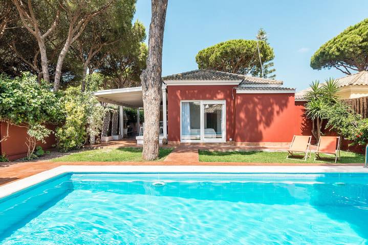 Modern Villa "Familia Feliz" Short Walk from Beach with Pool, Terrace, Garden & Wi-Fi in Playa La Barrosa, Chiclana de la Frontera