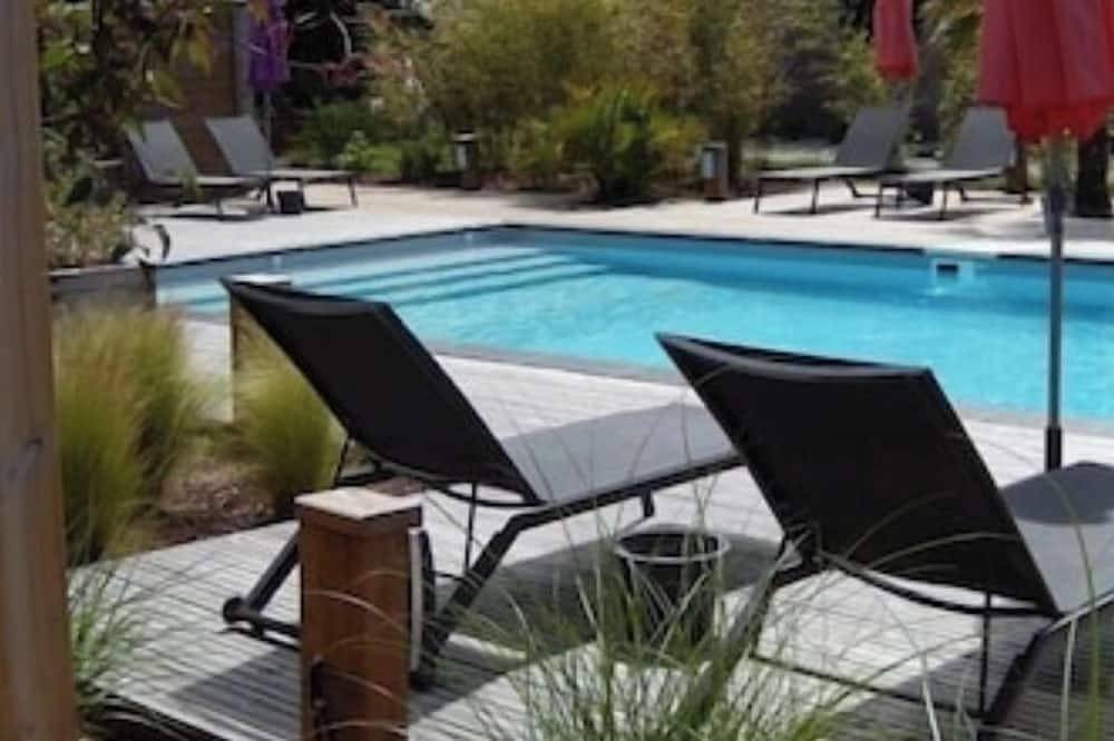 Nice cottage with swimming pool, 5 min from the beach, called \"Stibiden\". in Le Tour-du-Parc, Côte des Mégalithes