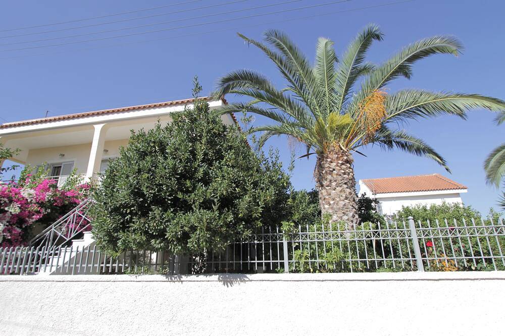 Charmante mediterrane Hütte in der Nähe des Strandes und in der Nähe des Flughafens und des Hafens in Artemida, Regionalbezirk Ostattika