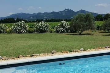 Gîte pour 2 personnes, avec piscine ainsi que jardin et terrasse à Violès