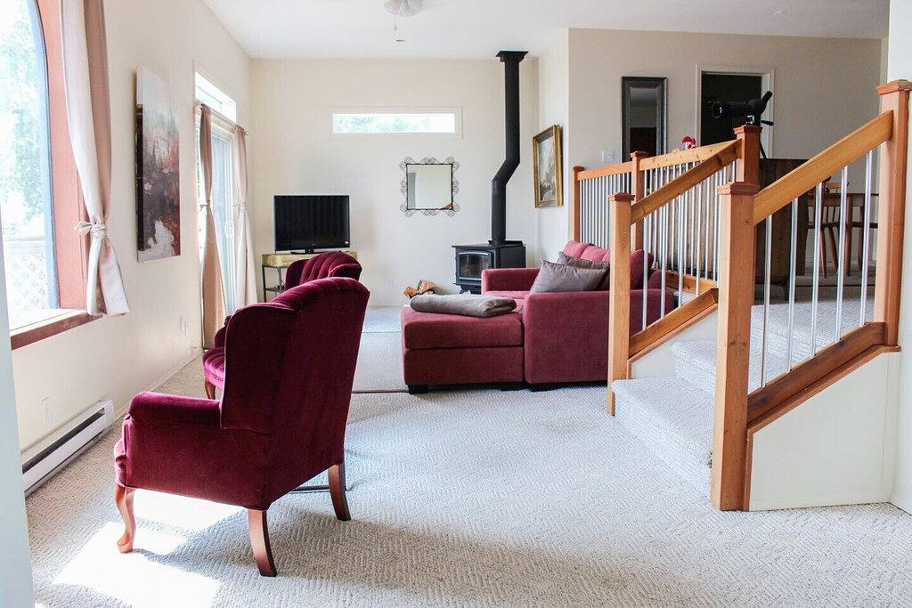 Lake Okanagan Cottage 'Charm' in Peachland, Bc in Peachland, Regional District of Central Okanagan