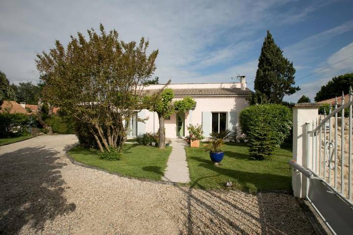 Location de vacances pour 4 personnes, avec vue et jardin à Sallebœuf