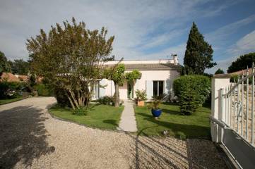 Location de vacances pour 4 personnes, avec vue et jardin à Sallebœuf