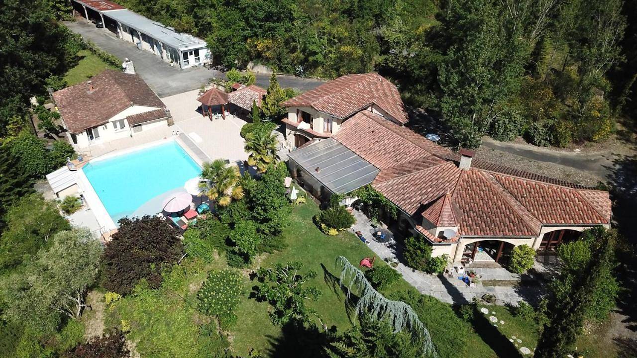 Luxury family villa in the heart of Gascony. Large pool & gorgeous view in Tourdun, Gers