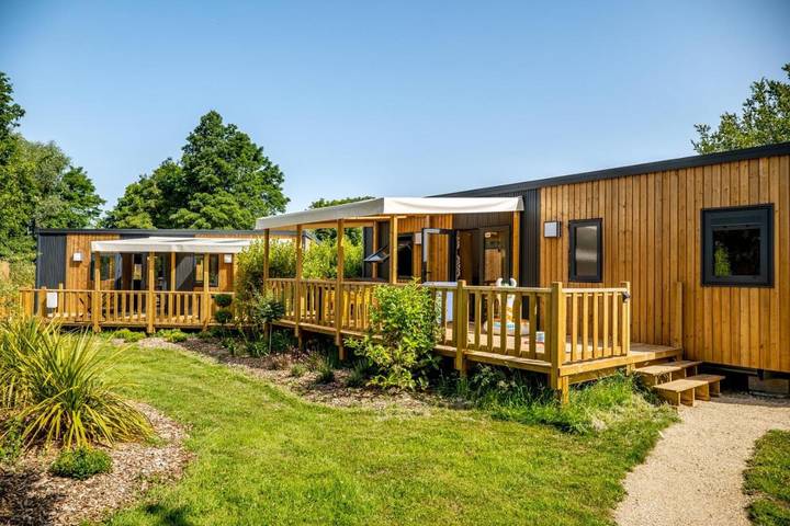 Camping pour 4 personnes, avec piscine et terrasse, animaux acceptés
