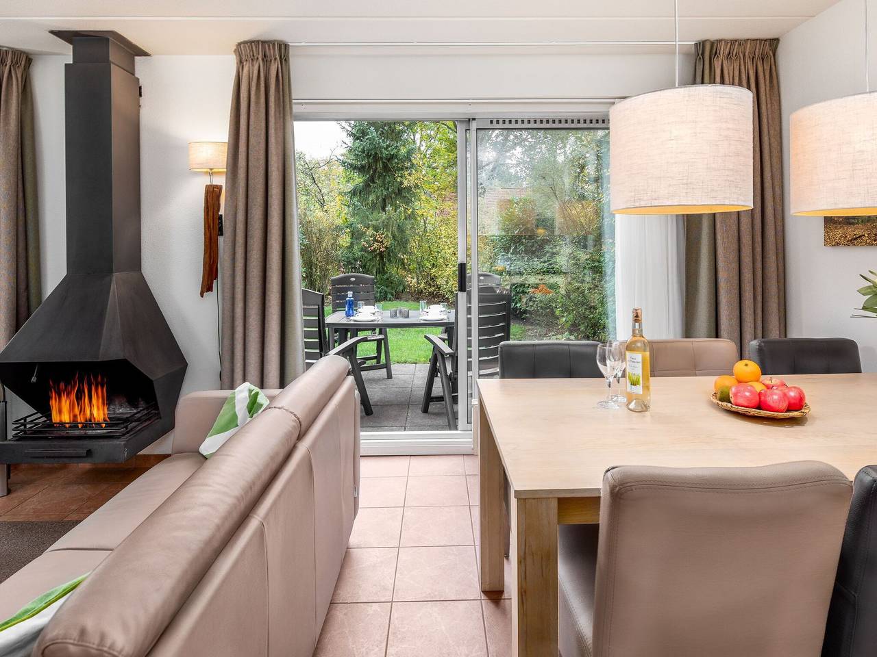 Renoviertes Haus mit Kamin, umgeben von viel Grün in Drenthe