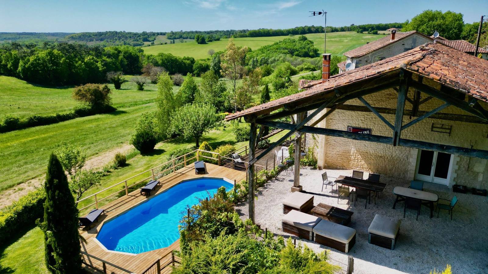 Belle grange convertie, Les Hirondelles, avec piscine in Saint-Laurent-de-Belzagot, Charente