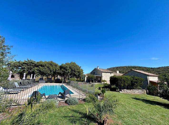Location de vacances pour 4 personnes, avec piscine ainsi que vue et jardin à Lachapelle-sous-Aubenas - 2