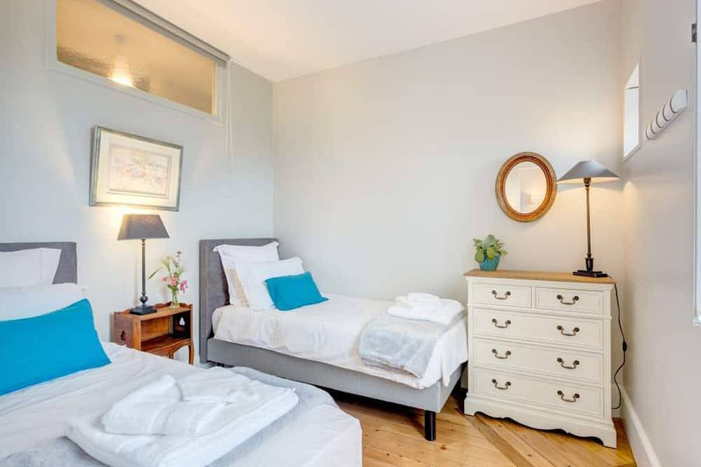 Entire apartment, Charming renovated apartment, 2 Br, Wifi, garage, 15 min to Paris Rer station in Chantilly, Oise