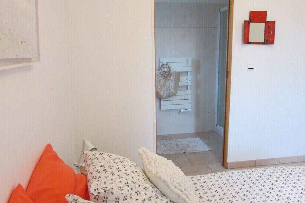 Sunny family home, 900m. from beach, equipped garden with a shower, Wifi Hd, Tv in Plurien, Côte d’Émeraude