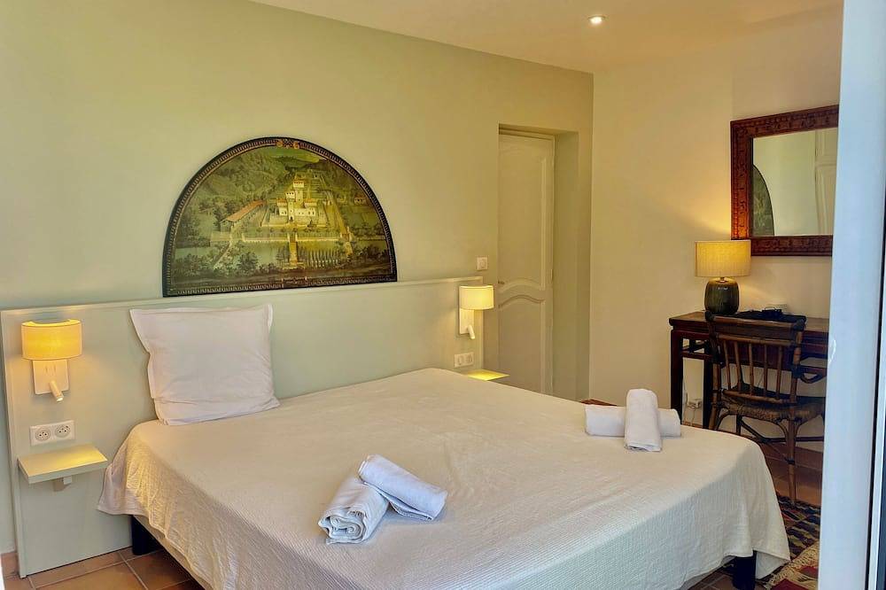 Une luxueuse villa corse bord de mer avec vues panoramiques et piscine a debordement in Portigliolo, Coti-Chiavari