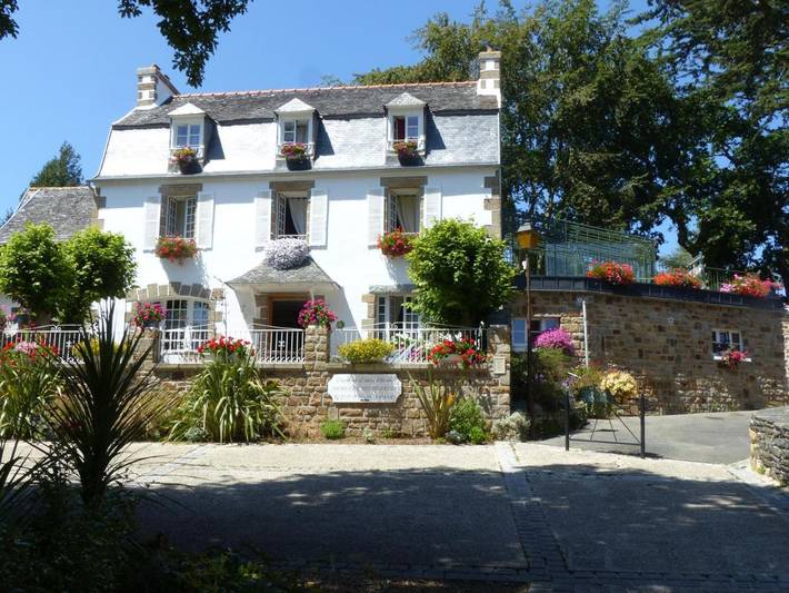 Location de vacances pour 2 personnes, avec Terrasse ainsi que Jardin et Vue à Locquénolé