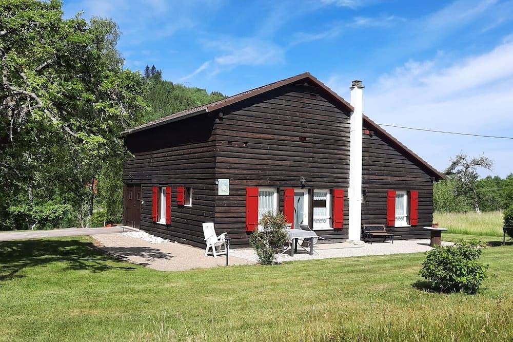 Chalet familial avec grand jardin et équipements pour enfants, à 500m du centre de Ban-sur-Meurthe in Ban-sur-Meurthe-Clefcy, Parc naturel régional des Ballons des Vosges