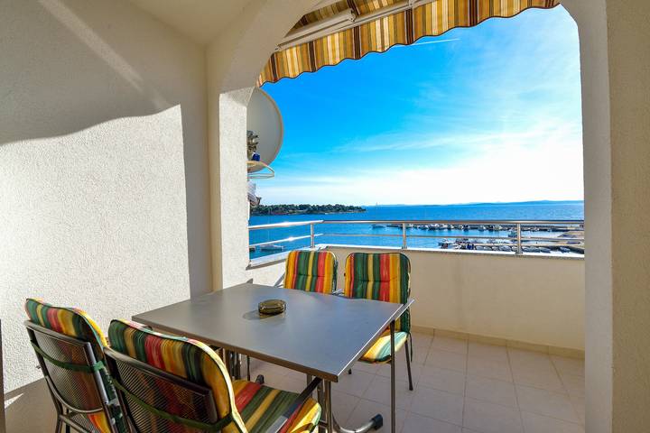 Ferienwohnung für 4 Personen, mit Balkon und Meerblick in Petrcane
