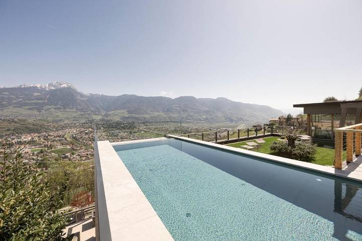 Apartmenthotel für 3 Personen, mit Balkon und Terrasse sowie Garten und Pool in Marling